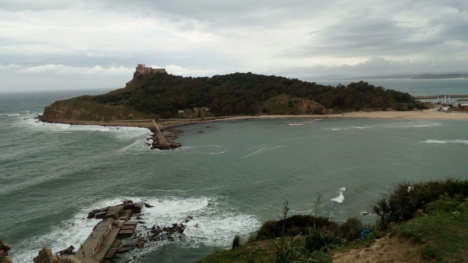 Illa de Tabarka, a Tunísia, on les cinc tabarques del Mediterrani han firmat el protocol d'agermanament