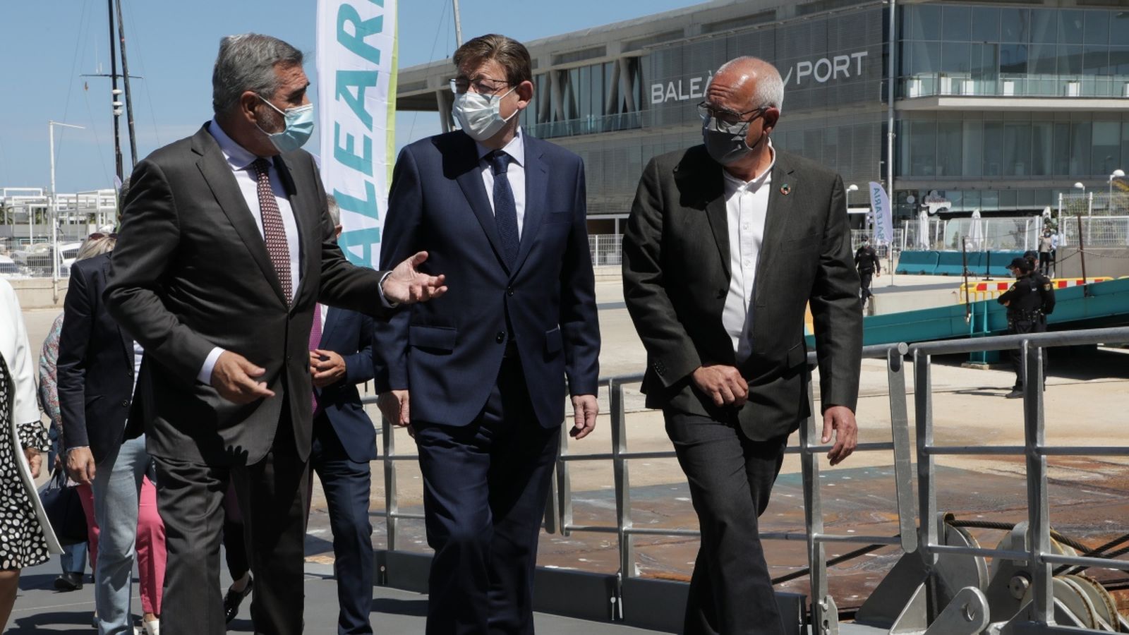 El president de Baleària, Adolfo Utor, conversa amb el president de la Generalitat, Ximo Puig, en companyia de l'alcalde de Dénia, Vicent Grimalt