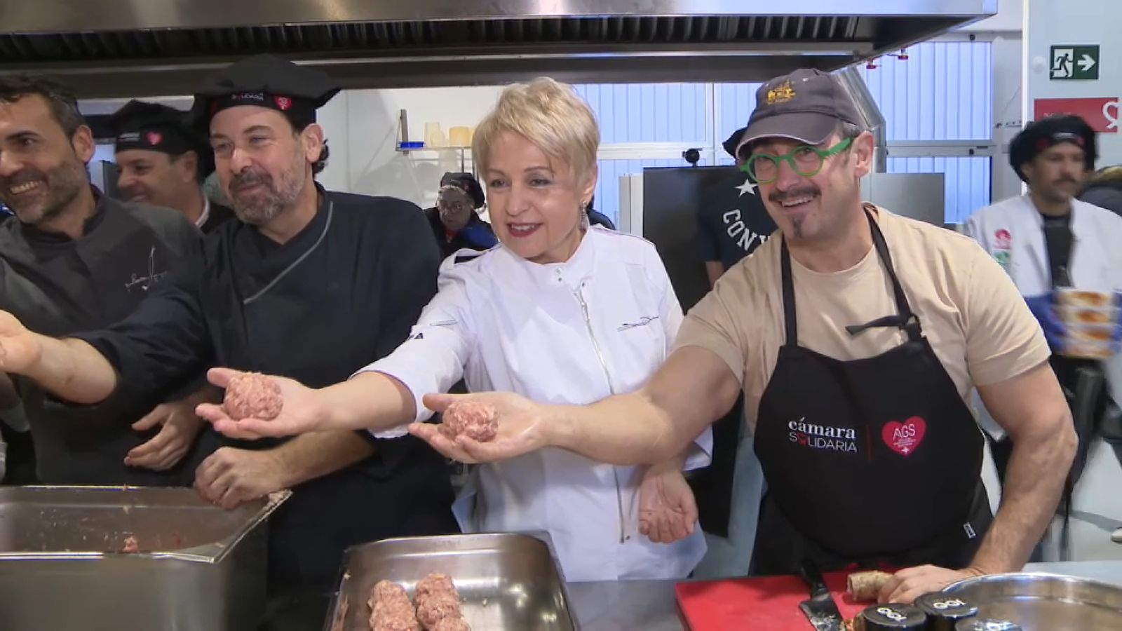 Alguns dels cuiners que participen en la preparació del menú de Nadal per a les zones afectades per la DANA