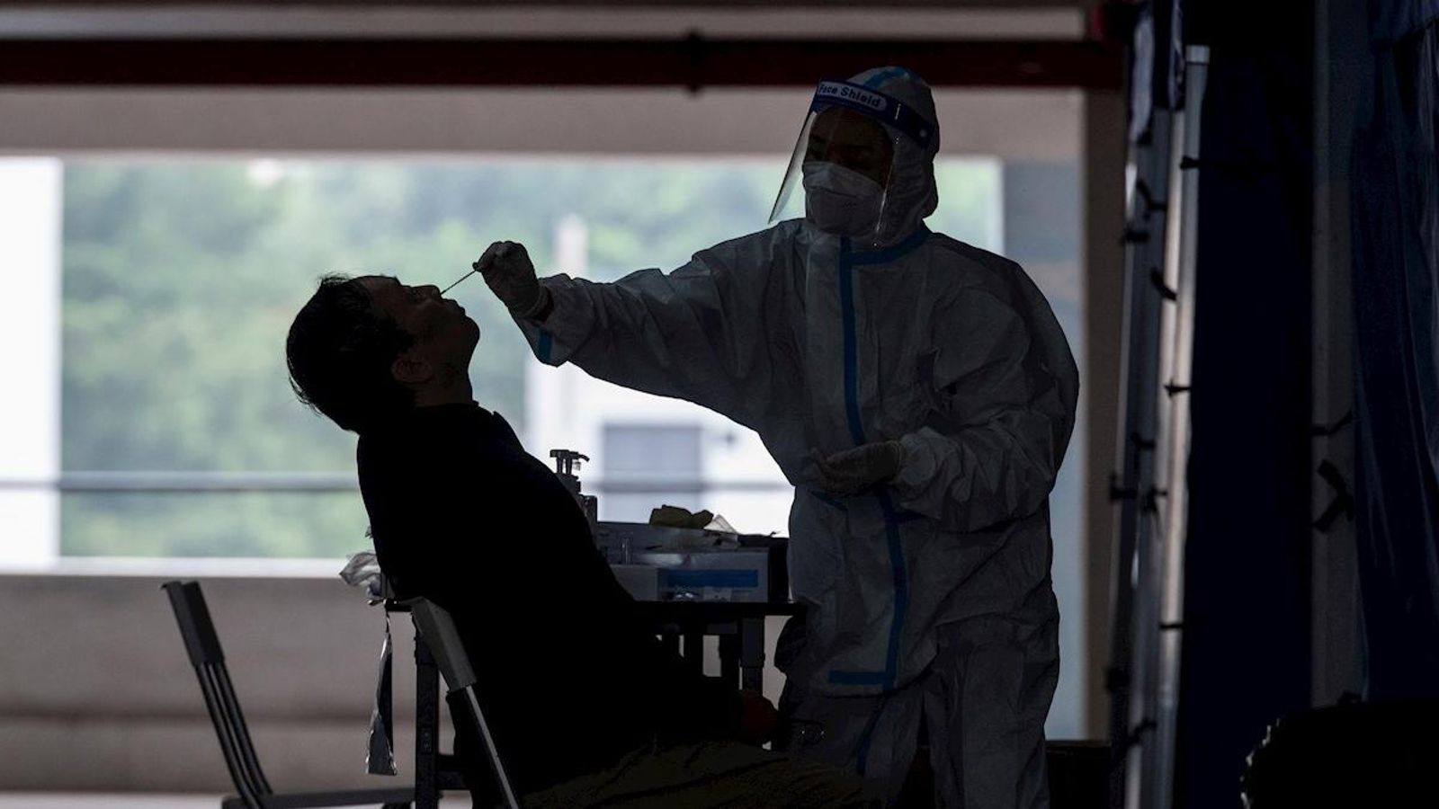 Personal sanitari realitza una prova PCR