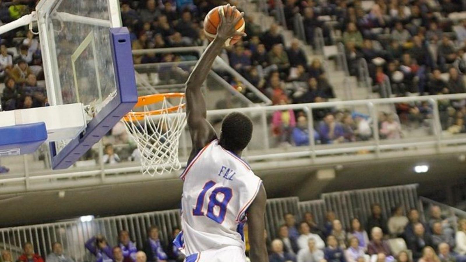 Bamba Fall entrant a cistella