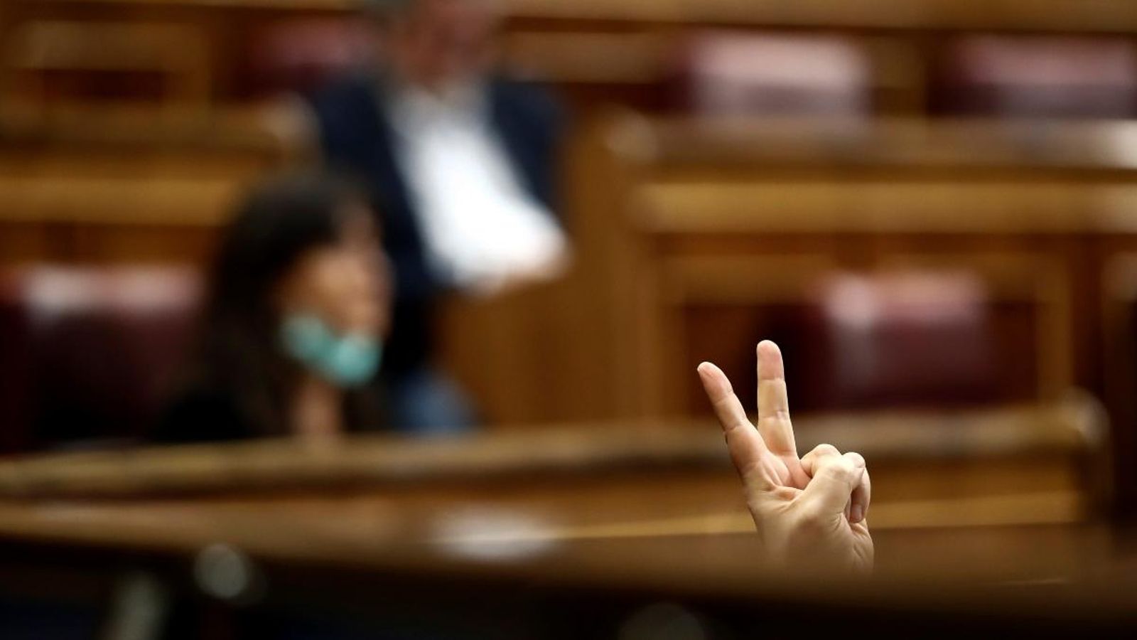Un diputat fa el símbol de la victòria durant la votació de la tercera pròrroga de l'estat d'alarma, el 22 de març