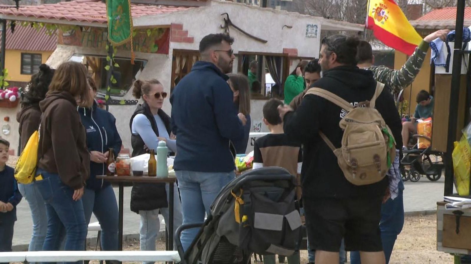 El veïnat de Castelló de la Plana es reuneix per a gaudir d'un menjar de germanor