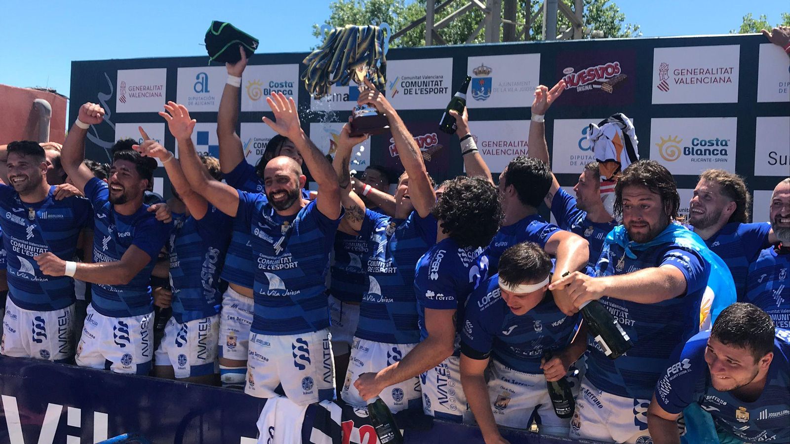 Els jugadors de La Vila, amb el trofeu de campions