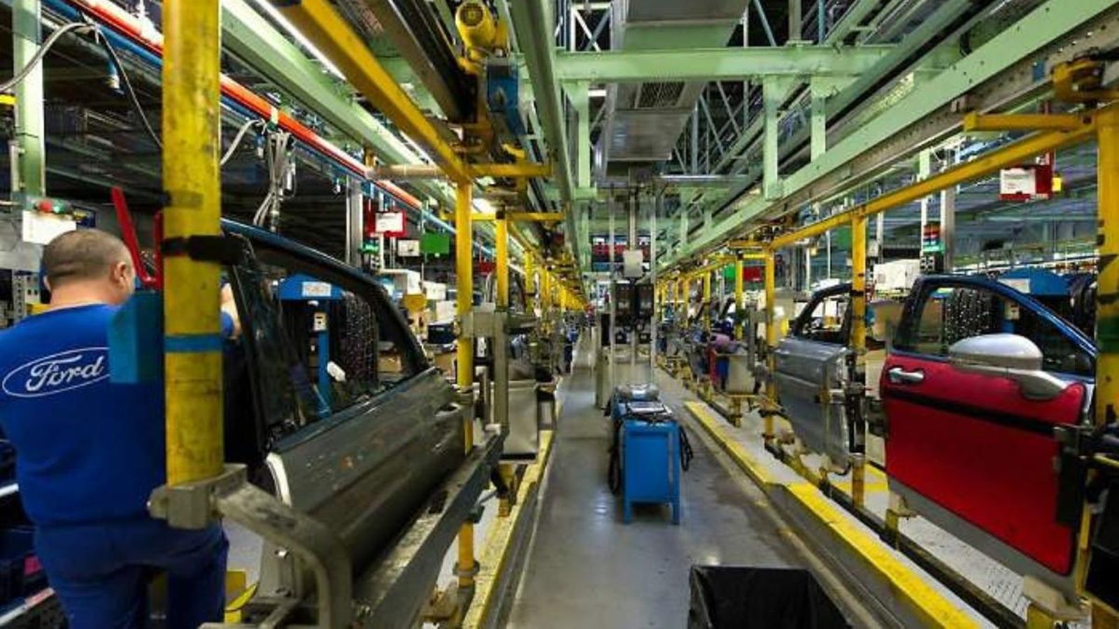 Un treballador de la cadena de producció de Ford Almussafes en una imatge d'arxiu