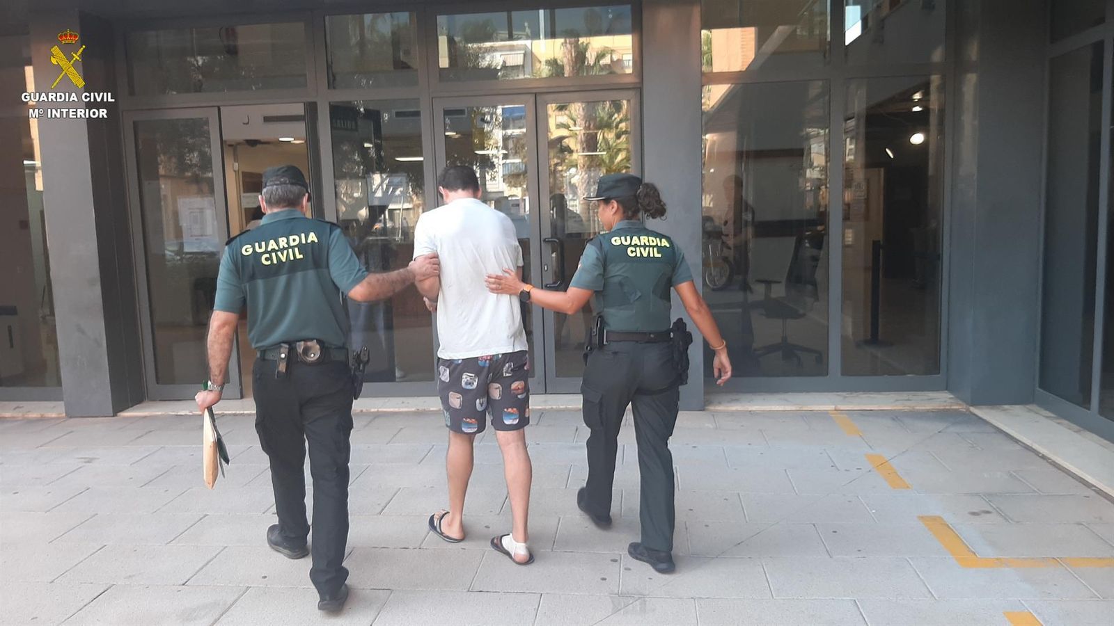 Agents de la Guàrdia Civil a Silla en una imatge d'arxiu Agents de la Guàrdia Civil amb el detingut a Silla