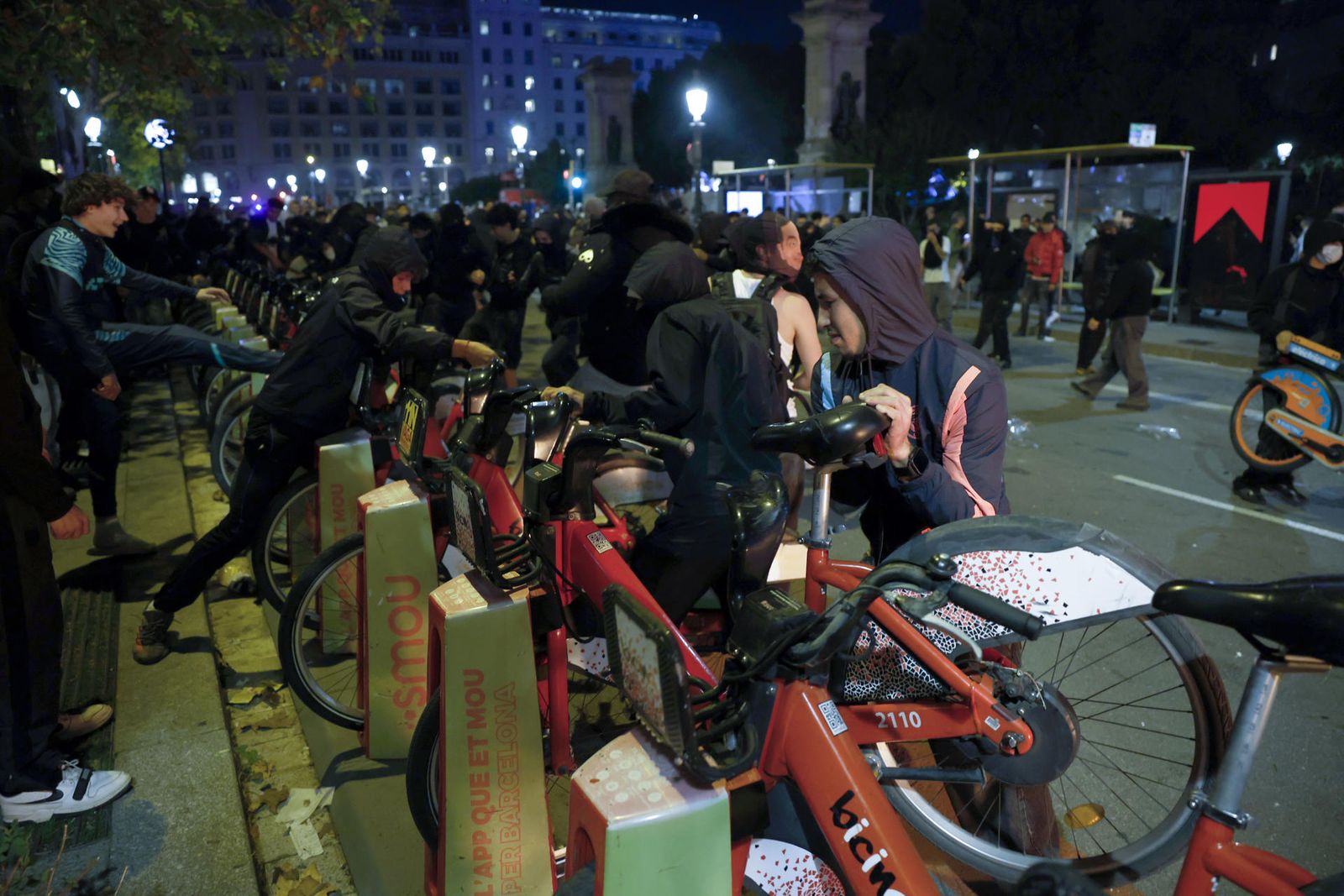 Imatge d'un dels incidents de mobiliari urbà per la protesta de joves a la plaça Catalunya