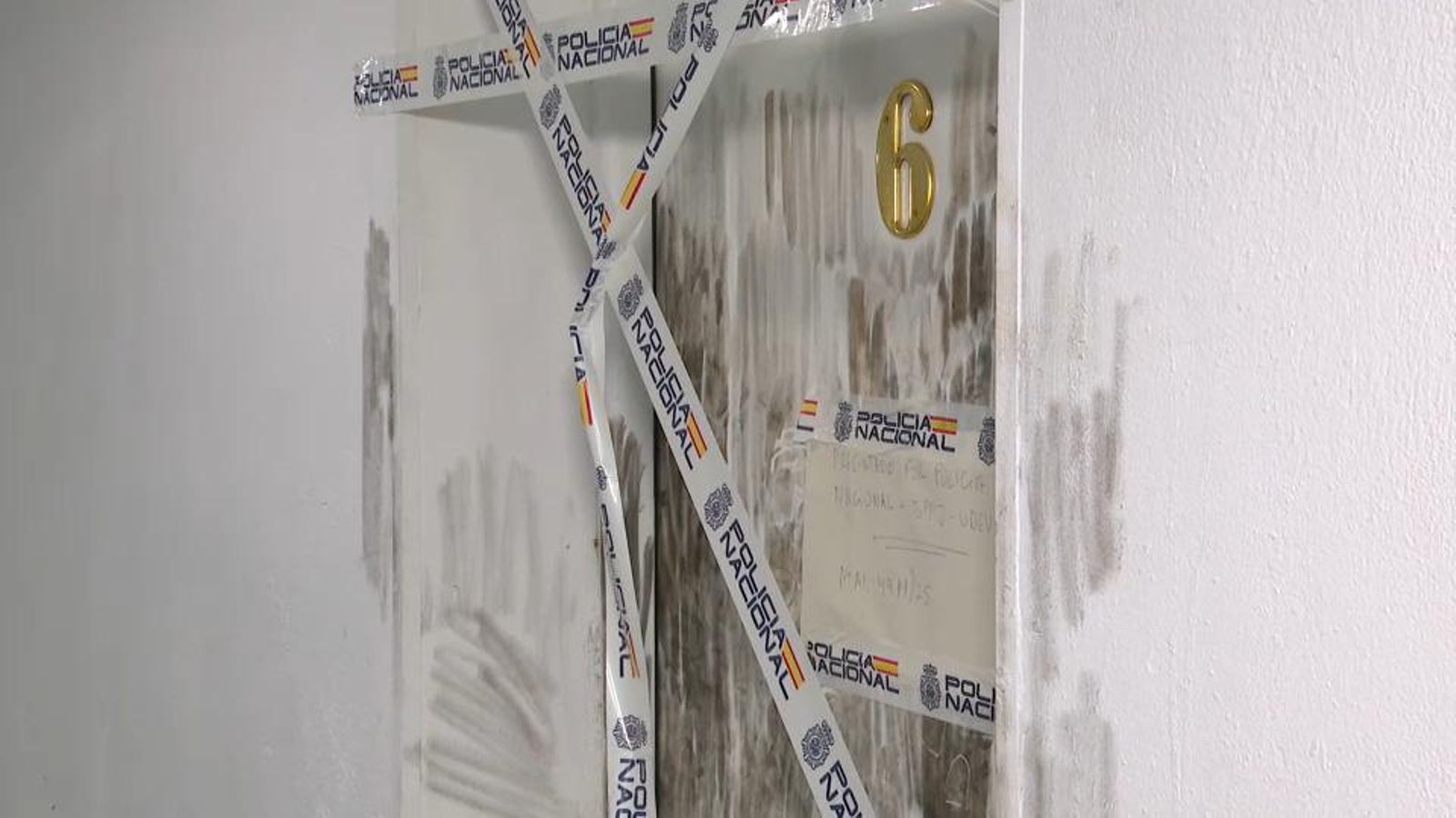 La porta del domicili d'Alaquàs on es van produir els fets, acordonada