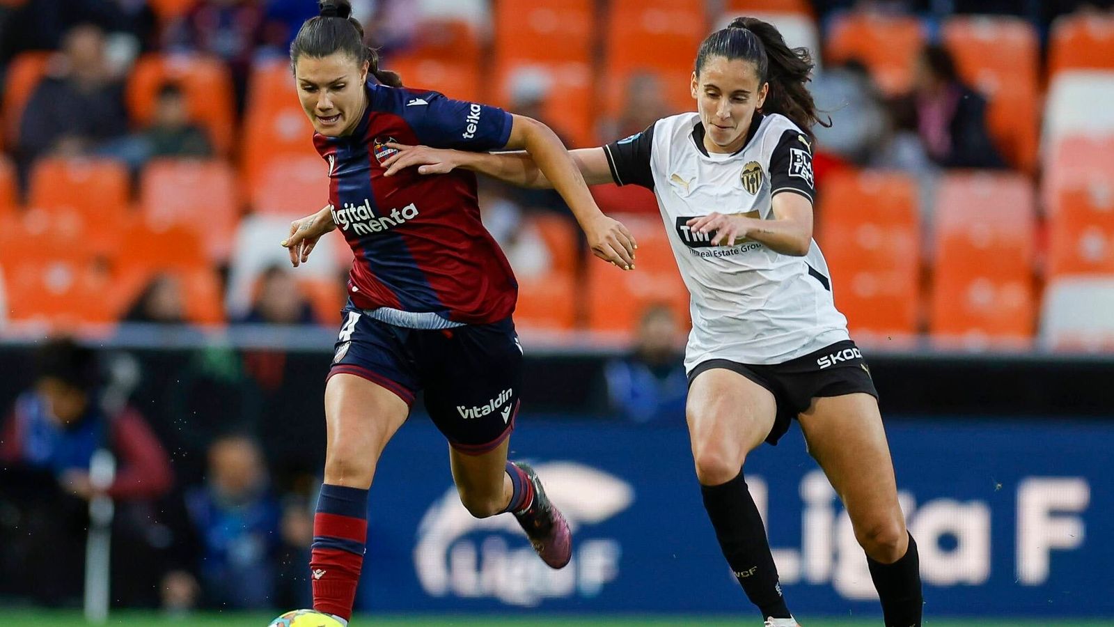 Dos jugadores es disputen la pilota