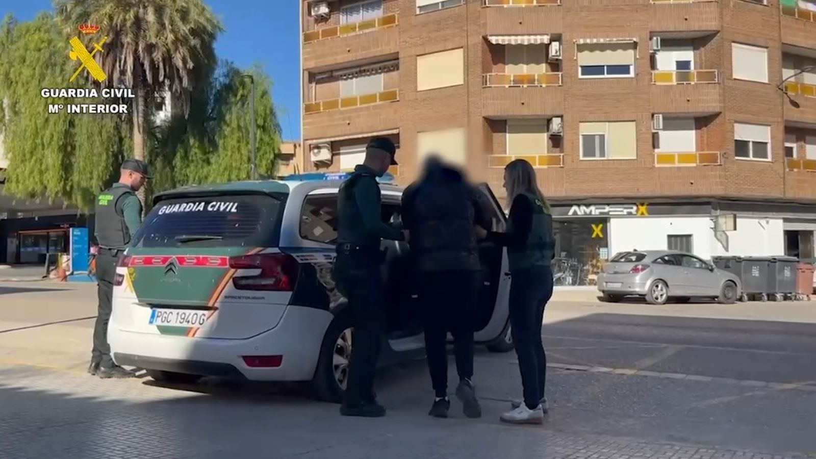 La Guàrdia Civil introduix els detinguts en el cotxe