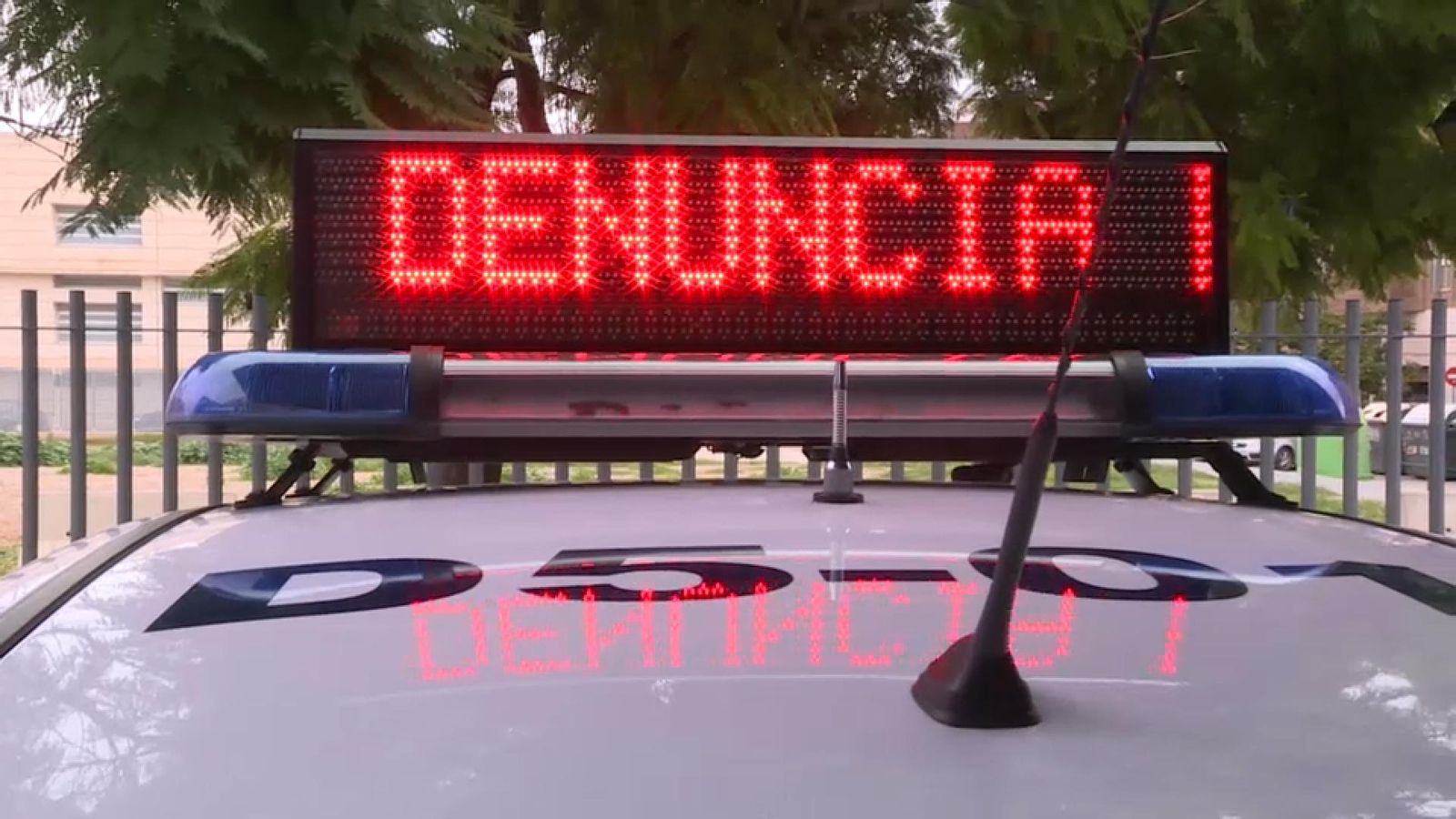 Missatge d'un dels vehicles de la policia de València, que convida a denunciar els delictes