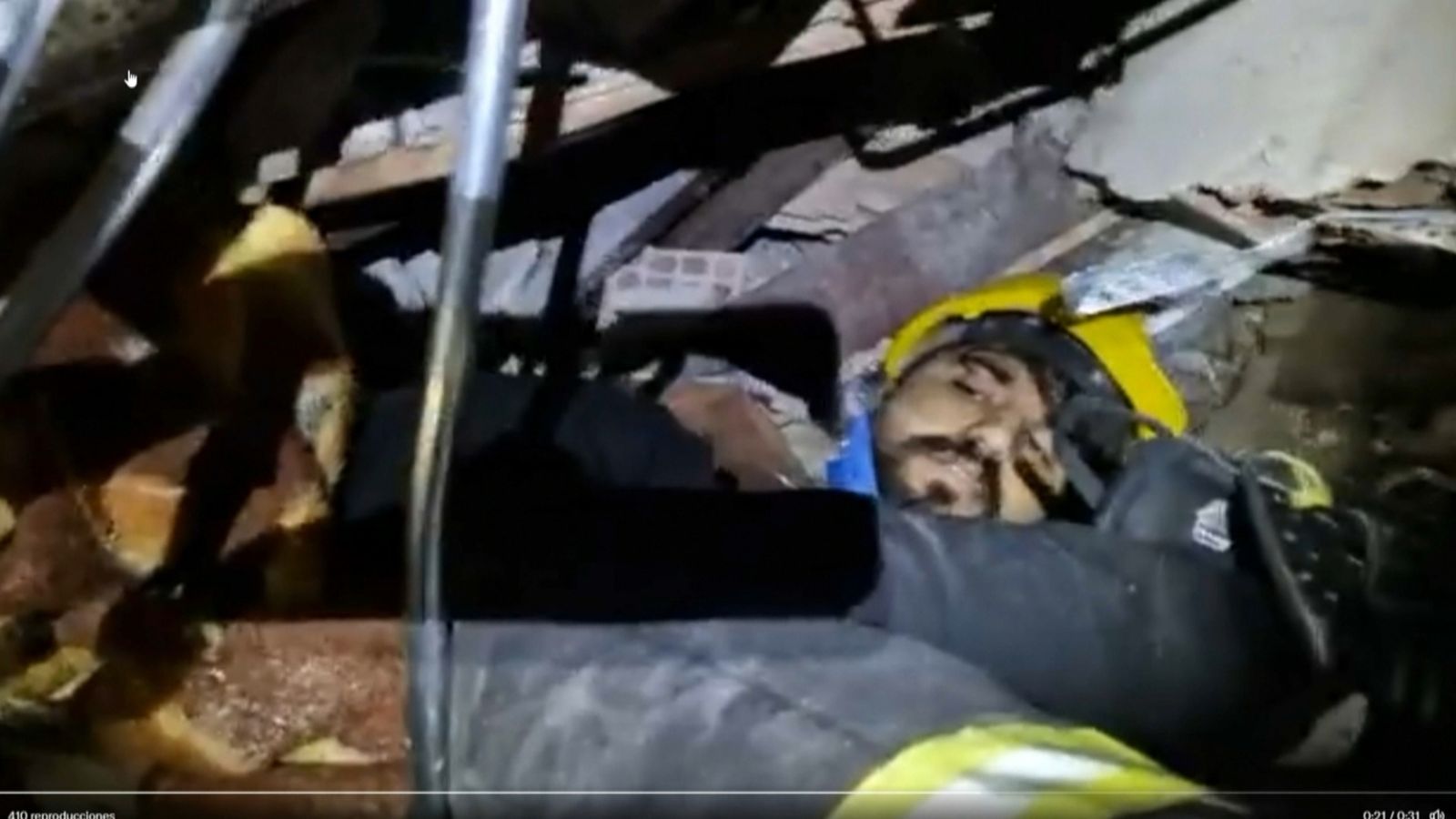 Bombers i voluntaris valencians comencen a rescatar les primeres persones atrapades a Turquia