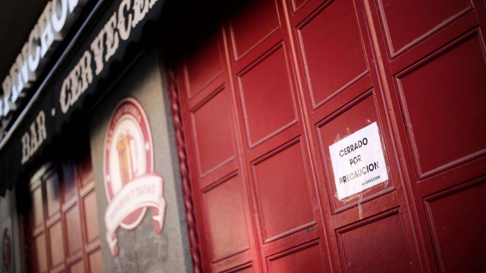 Entrada tancada d'un bar