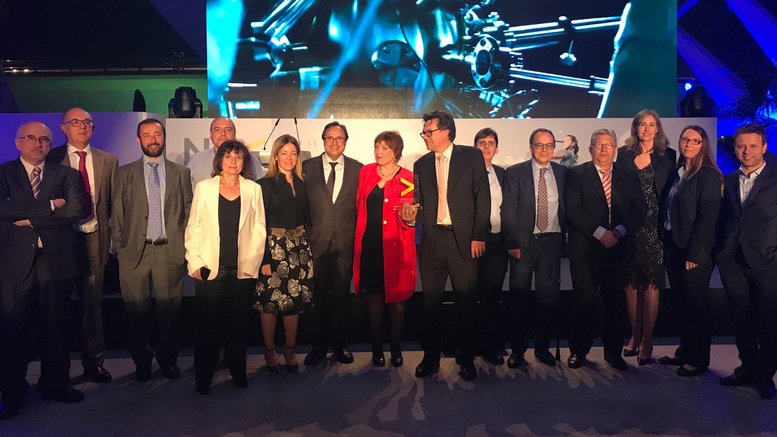 L'equip de la Societat Anònima de Mitjans de Comunicació de la Comunitat Valenciana, amb la directora Empar Marco en el centre, recull el guardó
