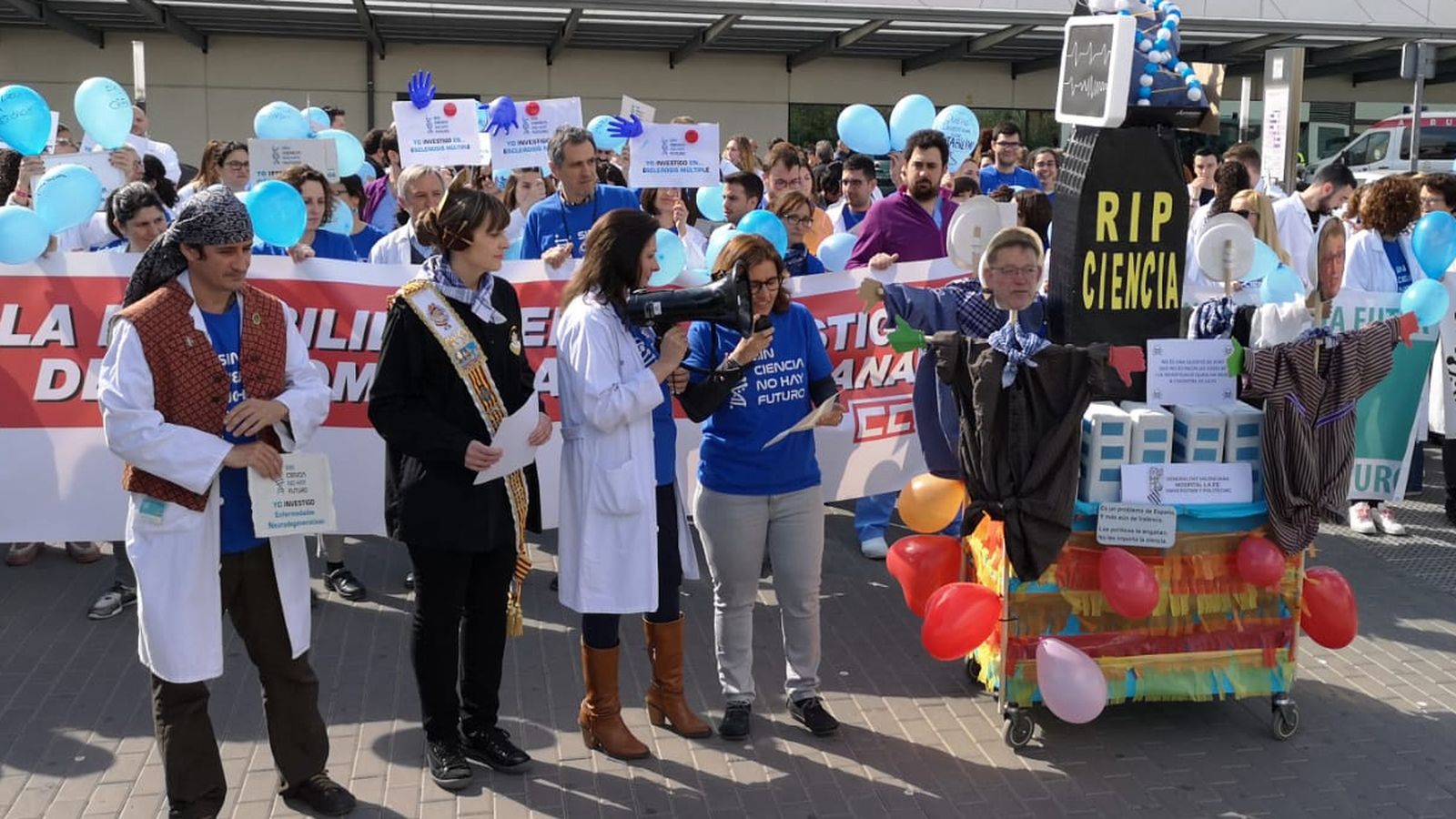Investigadors de La Fe denuncien la seua precarietat laboral amb una falla.