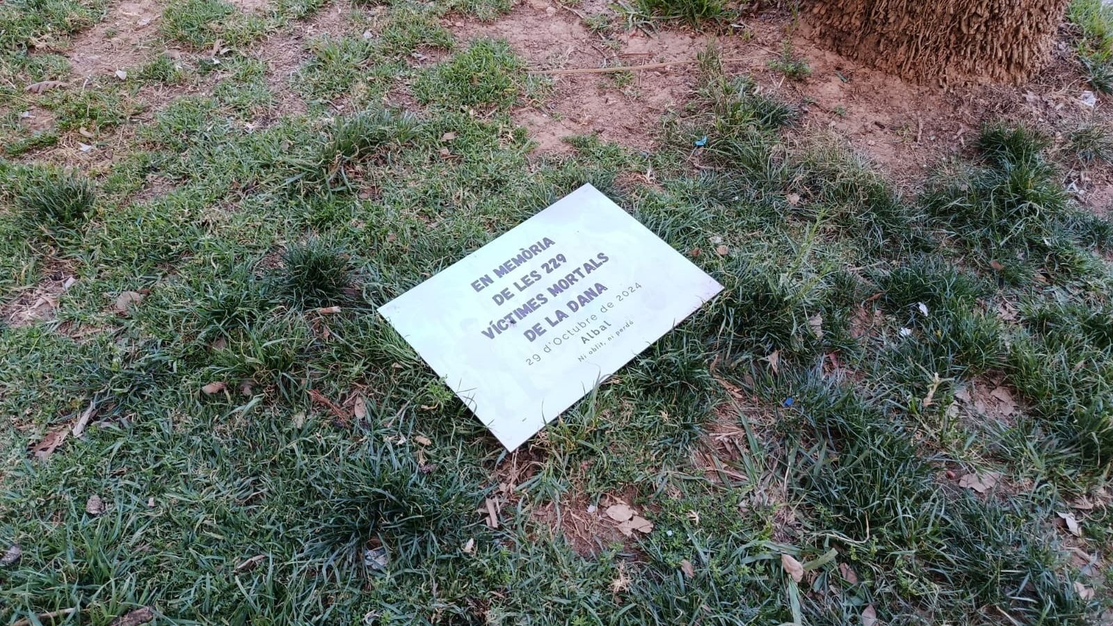 El monument formava part d’un espai de record creat el 18 de juliol de 2025 per iniciativa veïnal