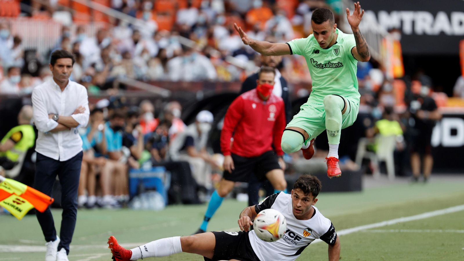 El valencianista Hugo Duro disputa una pilota amb el migcampista de l'Athletic Alejandro Berenguer davant la mirada de Marcelino