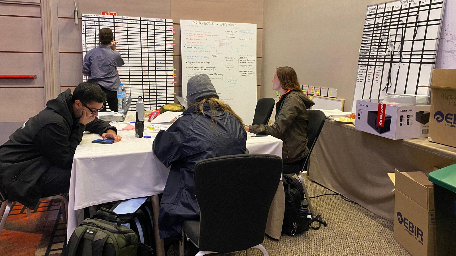 L'equip de World Central Kitchen treballa en la planificació diària dels punts de distribució