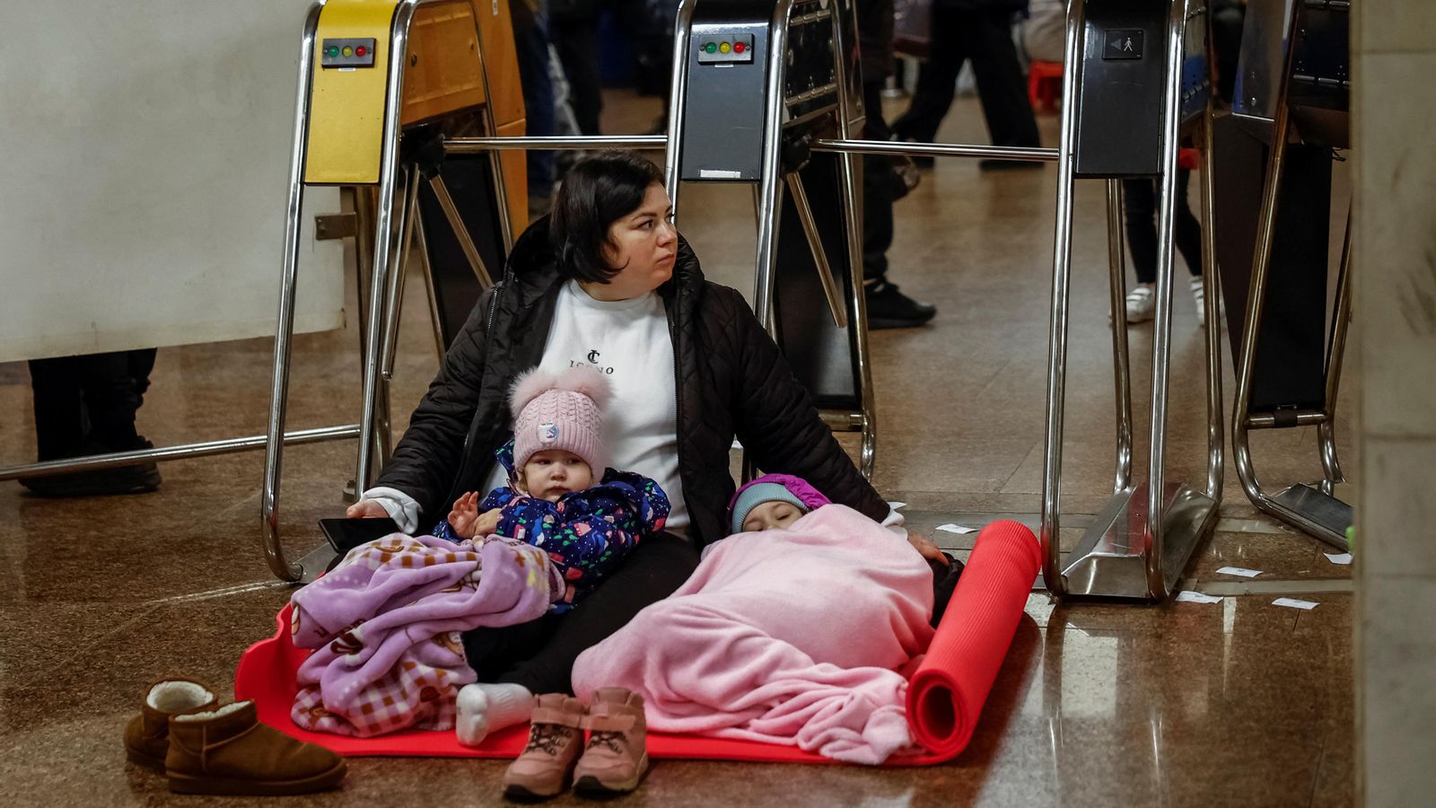 Una dona amb els seus fills es refugia en una estació de metro durant una alerta d'atac aeri rus a Kíiv, Ucraïna