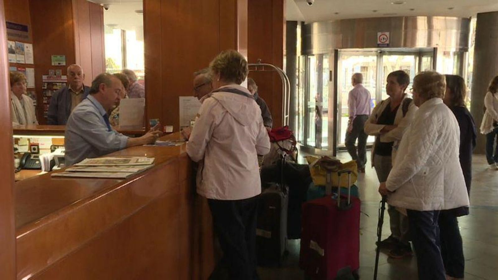 La recepció d'un hotel, on arriba un grup de persones majors, en una imatge d'arxiu