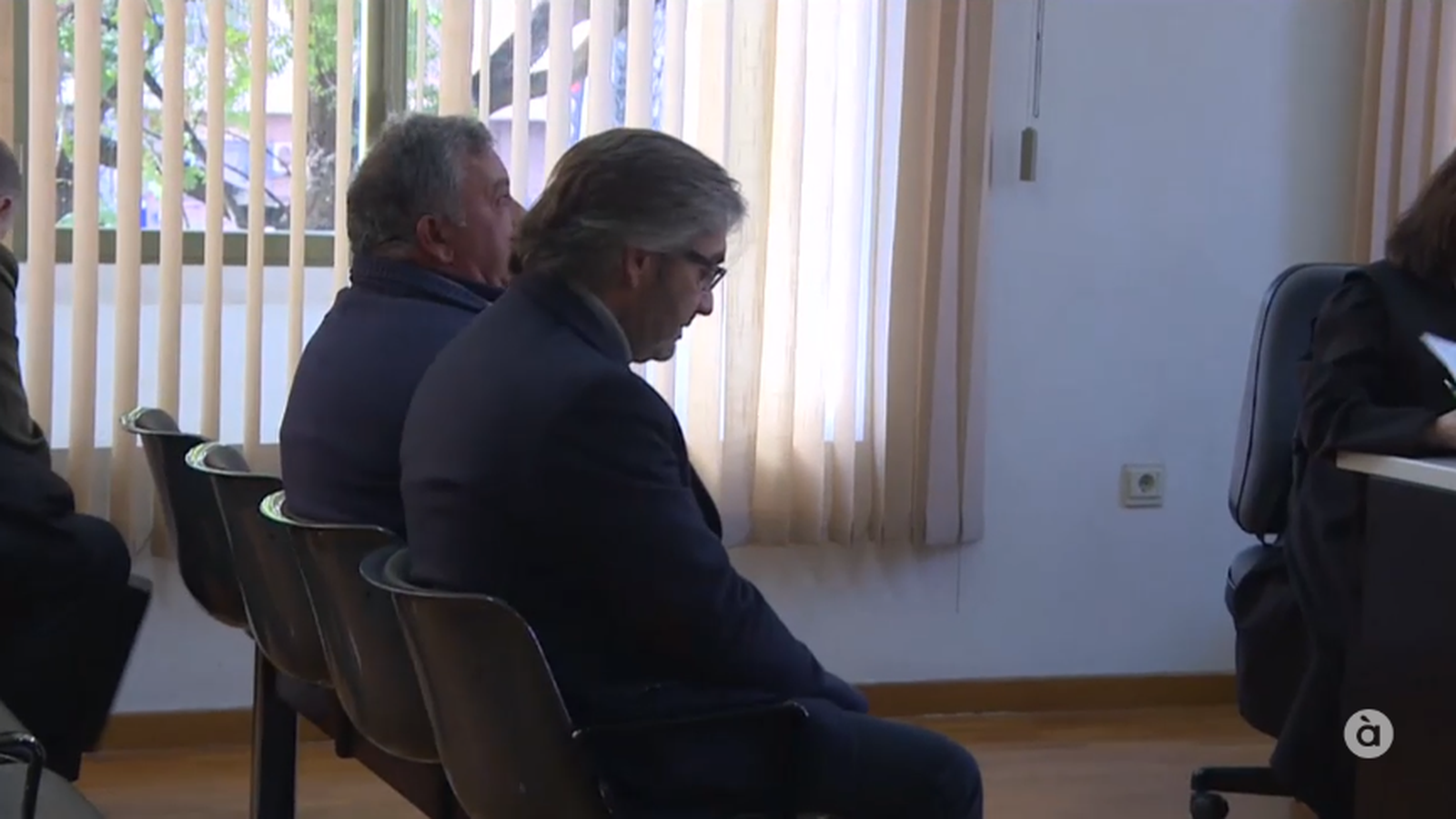 L'alcalde de Planes, Javier Sendra (en primer pla), al costat del regidor condemnat, Vicente Manuel Català (al fons) durant el juí