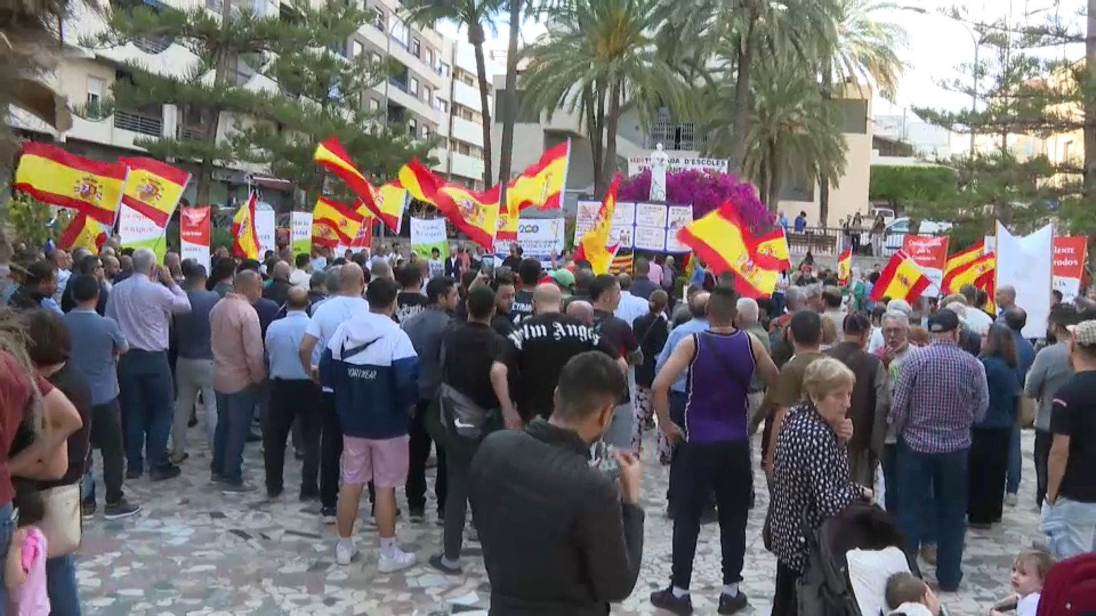 Centenars de persones d'origen magribí s'han concentrat a Crevillent per a reivindicar una convivència pacífica