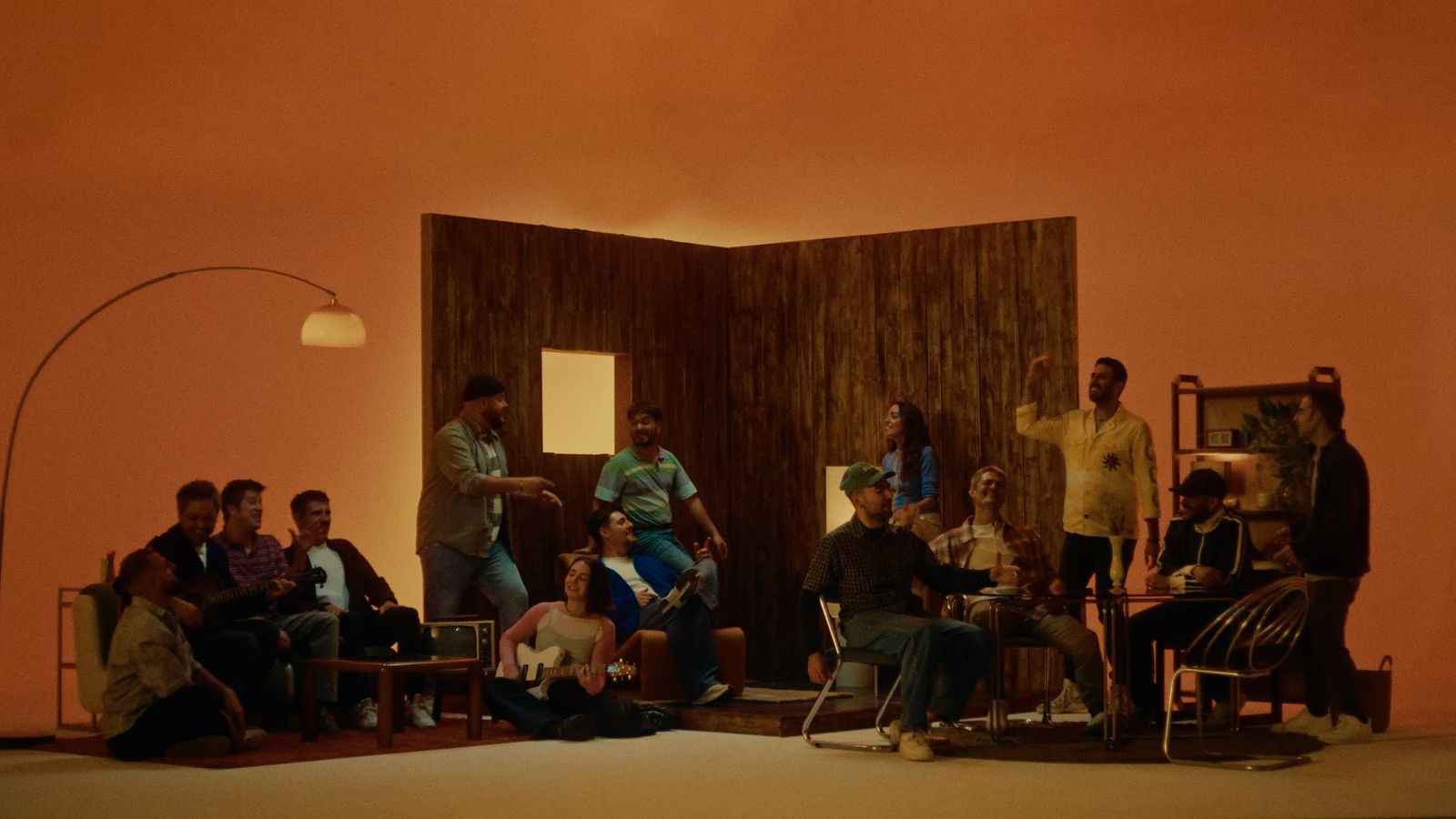 Fotograma del videoclip de "La gent de la Mediterrània"