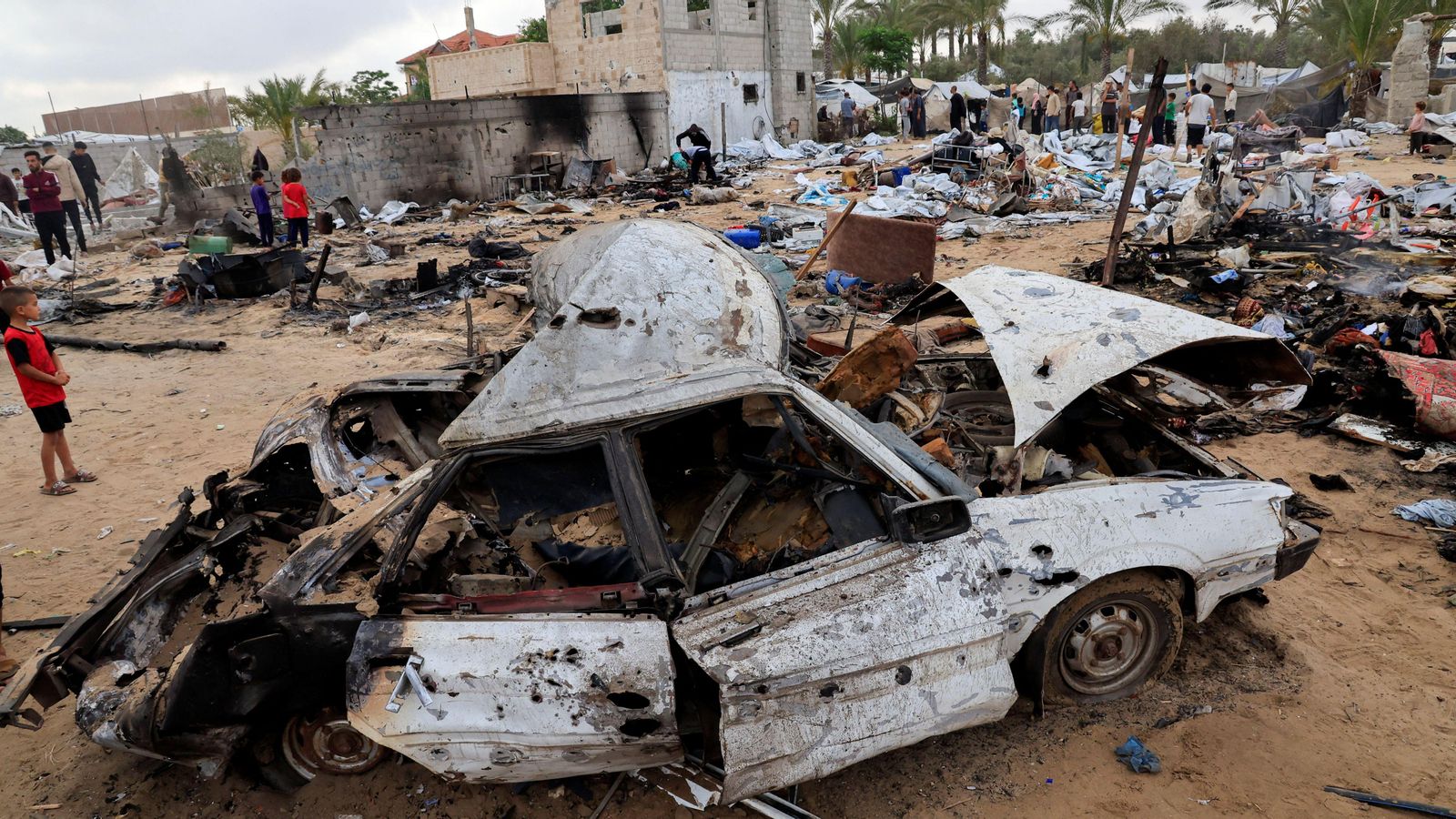 La Franja de Gaza ha viscut una de les nits més tràgiques dels últims dies, després que l'exèrcit israelià haja causat un centenar de víctimes, moltes de camps de desplaçats