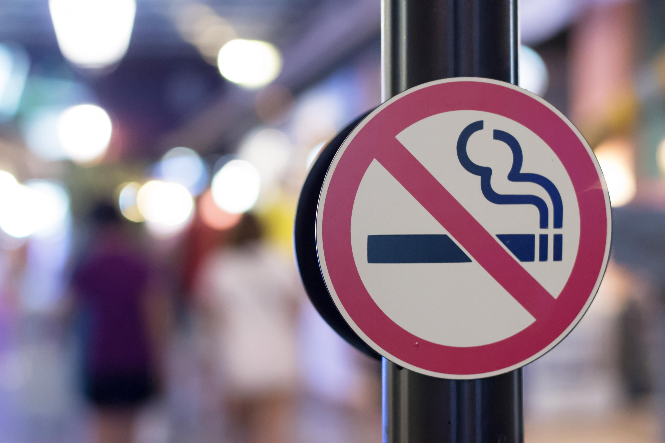 Imatge d'arxiu d'un senyal que prohibeix fumar 01.06.2023 | 'Distopies' i un món sense tabac
