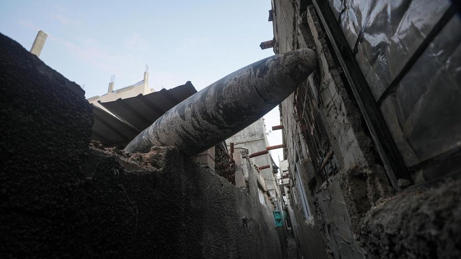 En imathe, un míssil míssil sense explotar enganxat entre dues cases del camp de refugiats d'Al Nusairat, a la Franja de Gaza