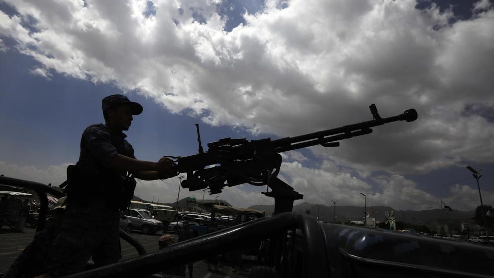 Un membre de les milícies houthis del Iemen rebels patrulla amb una metralladora per les costes de Sana'a