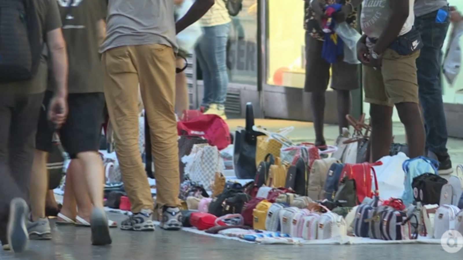 Venda d'articles falsificats al centre de València
