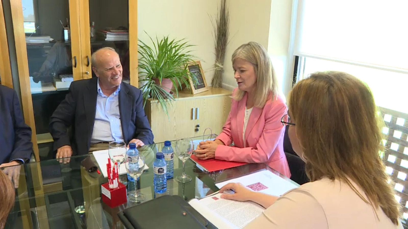 La consellera de Justícia, Interior i Administració Pública, Gabriela Bravo, s'ha reunit aquest dilluns amb el president de l'AVL, Ramon Ferrer.