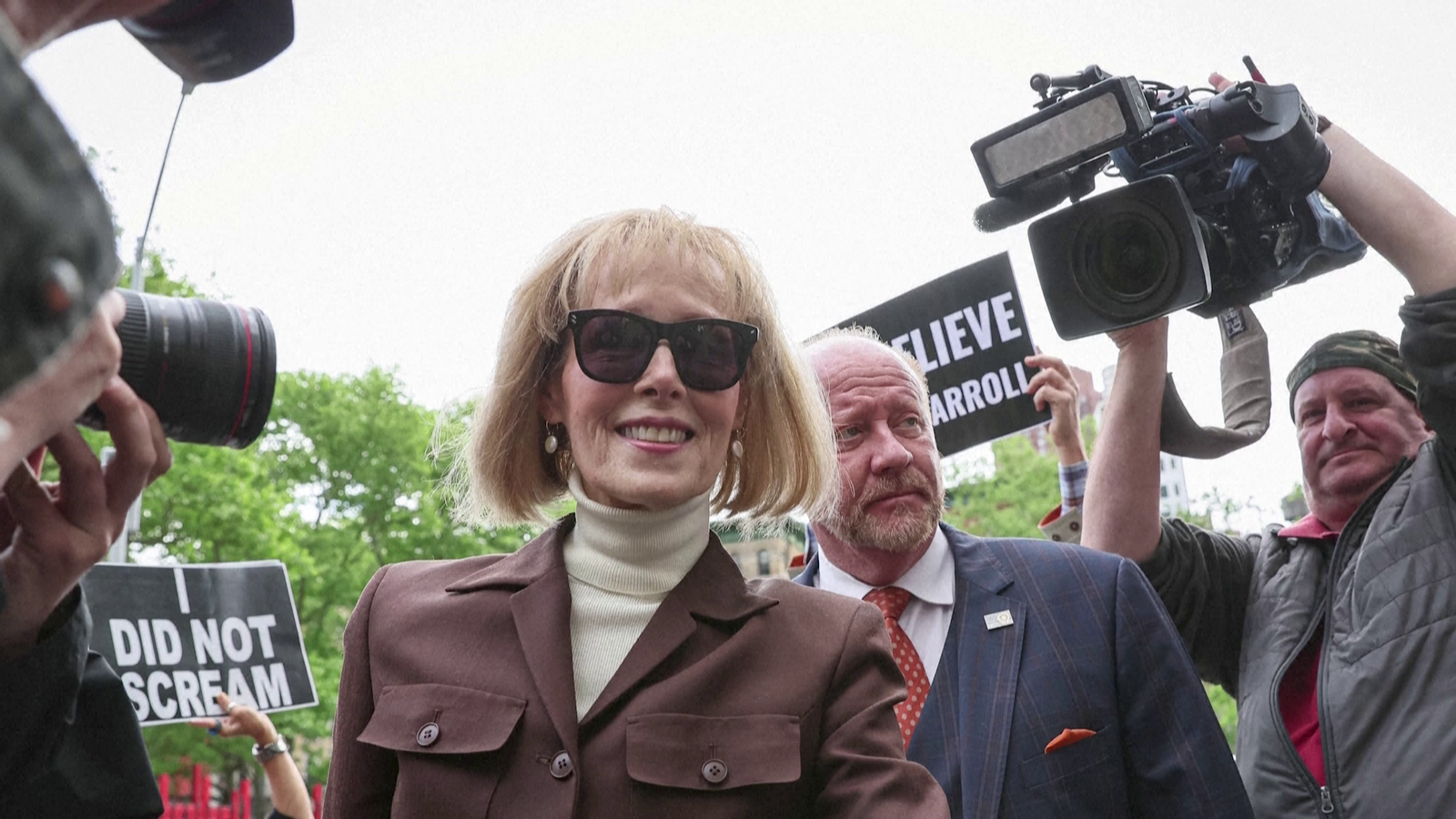 La periodista Jean Carroll, agredida sexualment per Donald Trump, en l'arribada al jutjat La periodista Jean Carroll, en l'arribada al jutjat