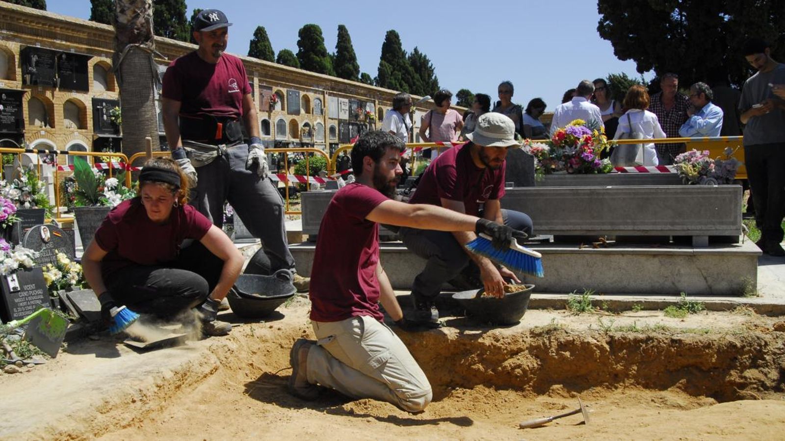 L'equip d'experts d'ArqueoAntro durant l'excavació de la Fossa 113 de Paterna