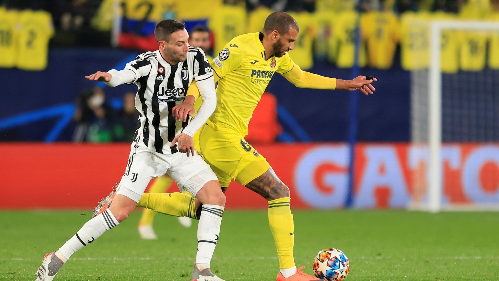 El migcampista francés del Vila-real Etienne Capoue s'escapa de Mattia De Sciglio, de la Juventus