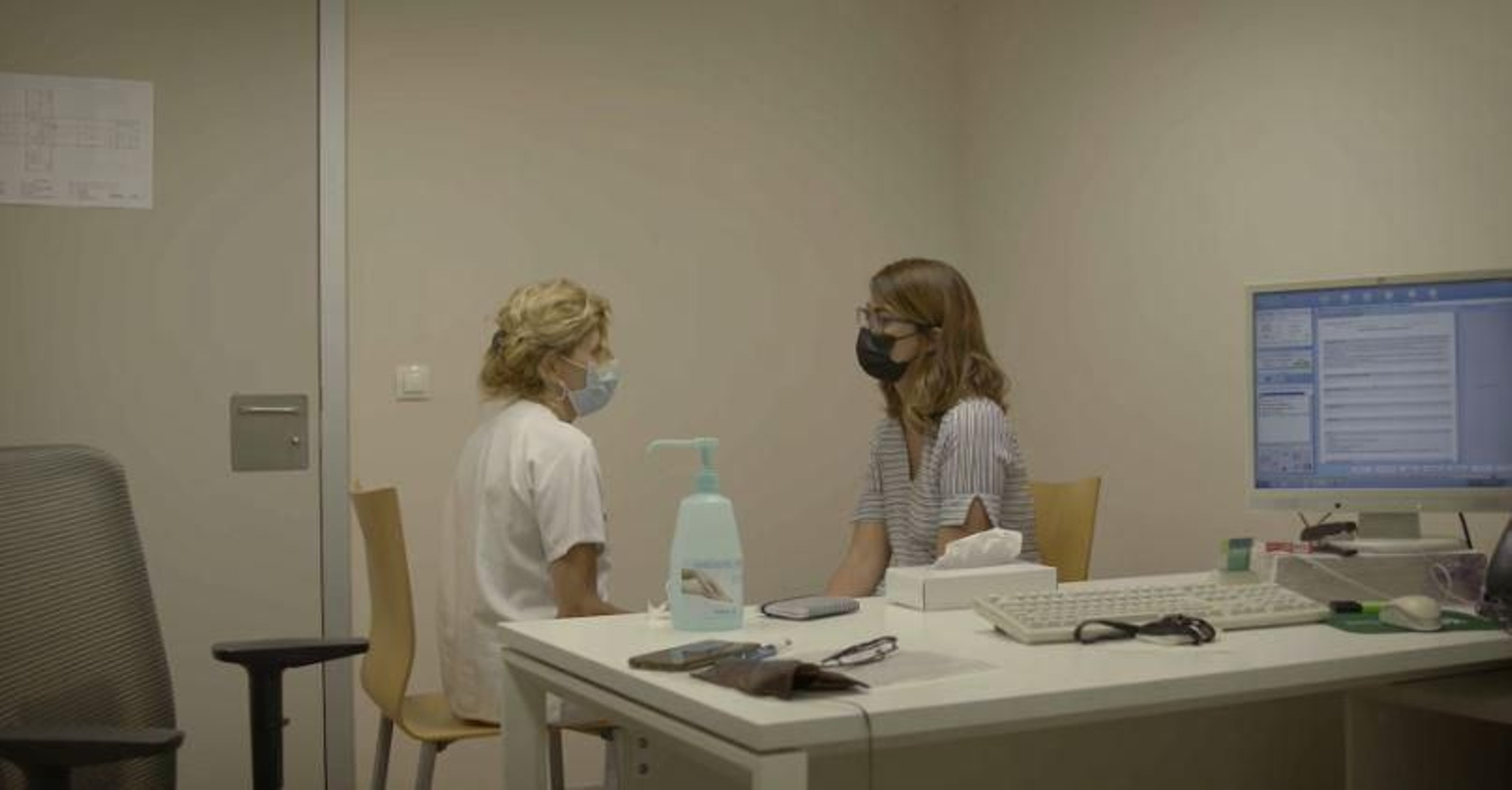 Clara amb Amparo, la psicòloga hospitalària