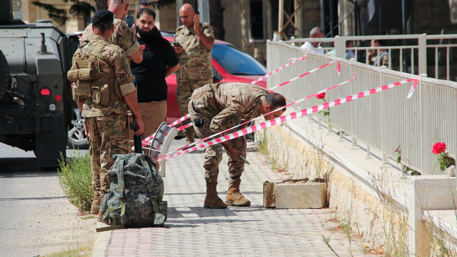 Membres de l'exèrcit libanés duen a terme una explosió controlada d'una bateria Membres de l'exèrcit libanès duen a terme una explosió controlada d'una bateria