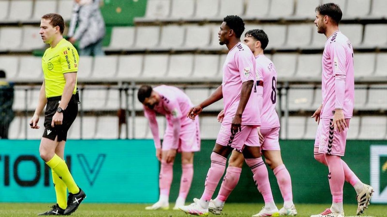 Els jugadors del CD Eldense es lamenten després del gol local