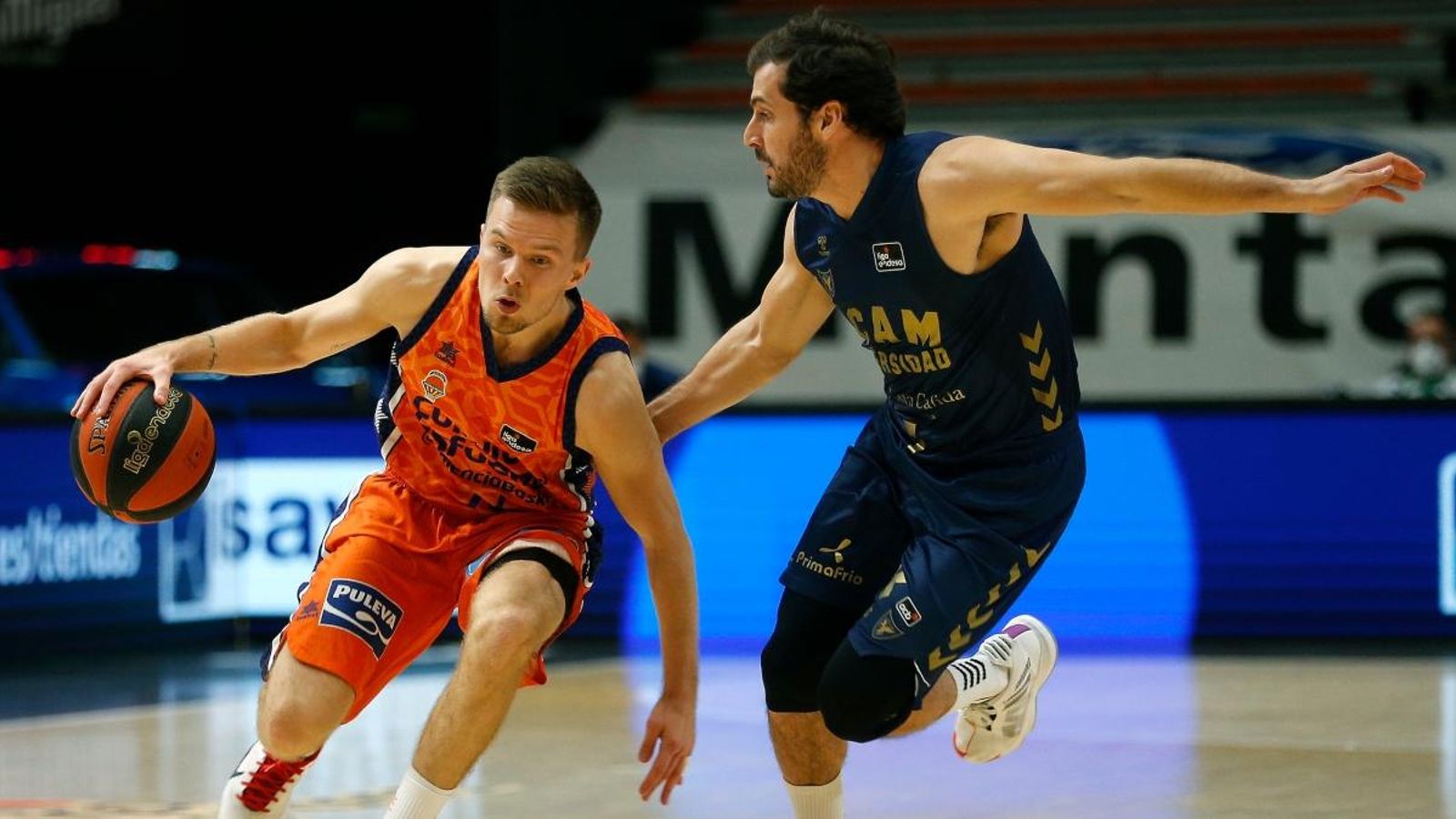 El taronja Hermannson, en una acció ofensiva del partit contra el Múrcia