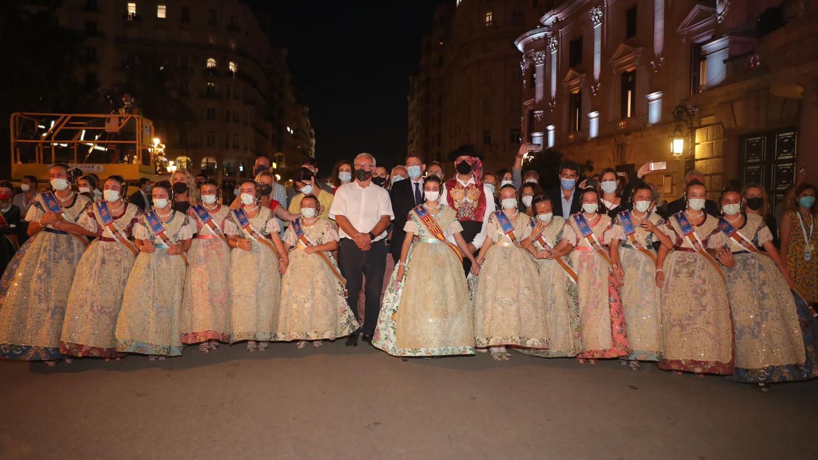 La fallera major infantil de València i la seua cort d'honor, amb l'alcalde Joan Ribó, poc abans de la Cremà de la falla infantil de l'Ajuntament