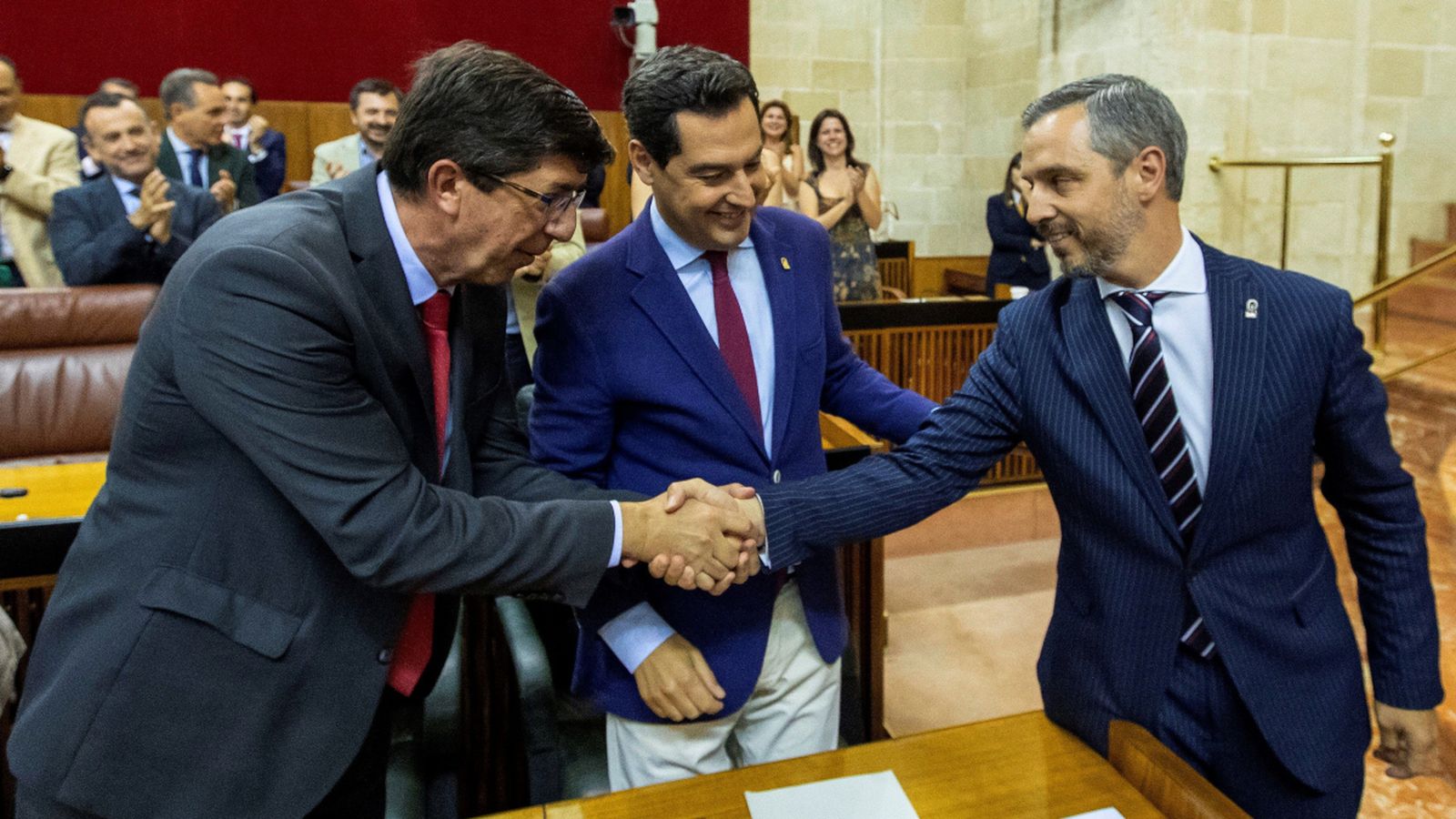 El president andalús, Juanma Moreno, i el vicepresident Juan Marín, feliciten el conseller d'Hisenda, Juan Bravo