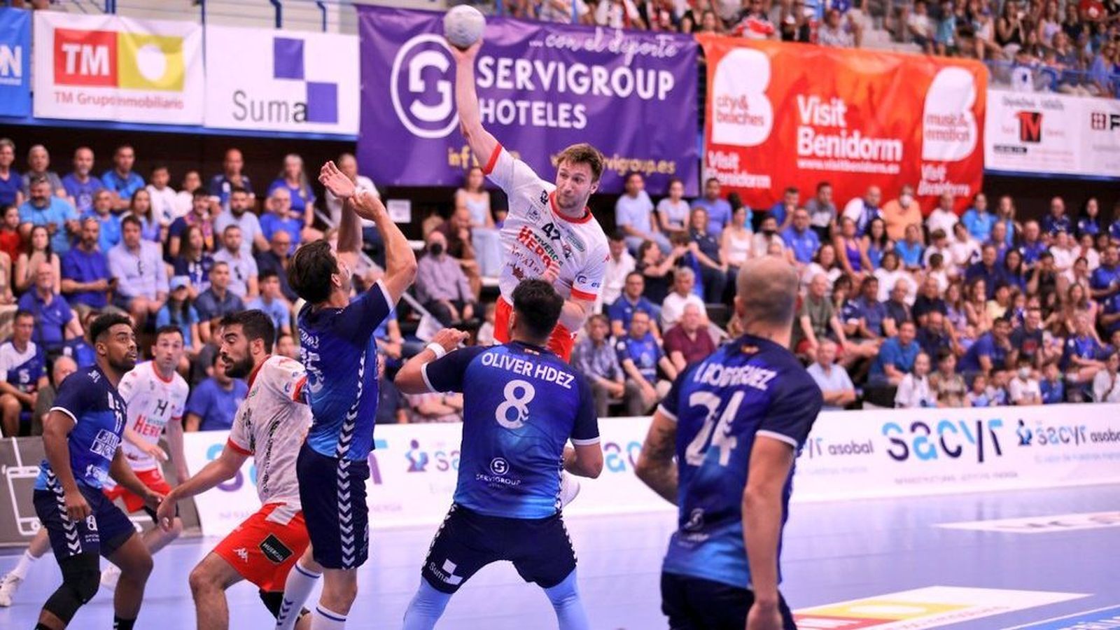 Els jugadors del Benidorm tracten de blocar un llançament rival