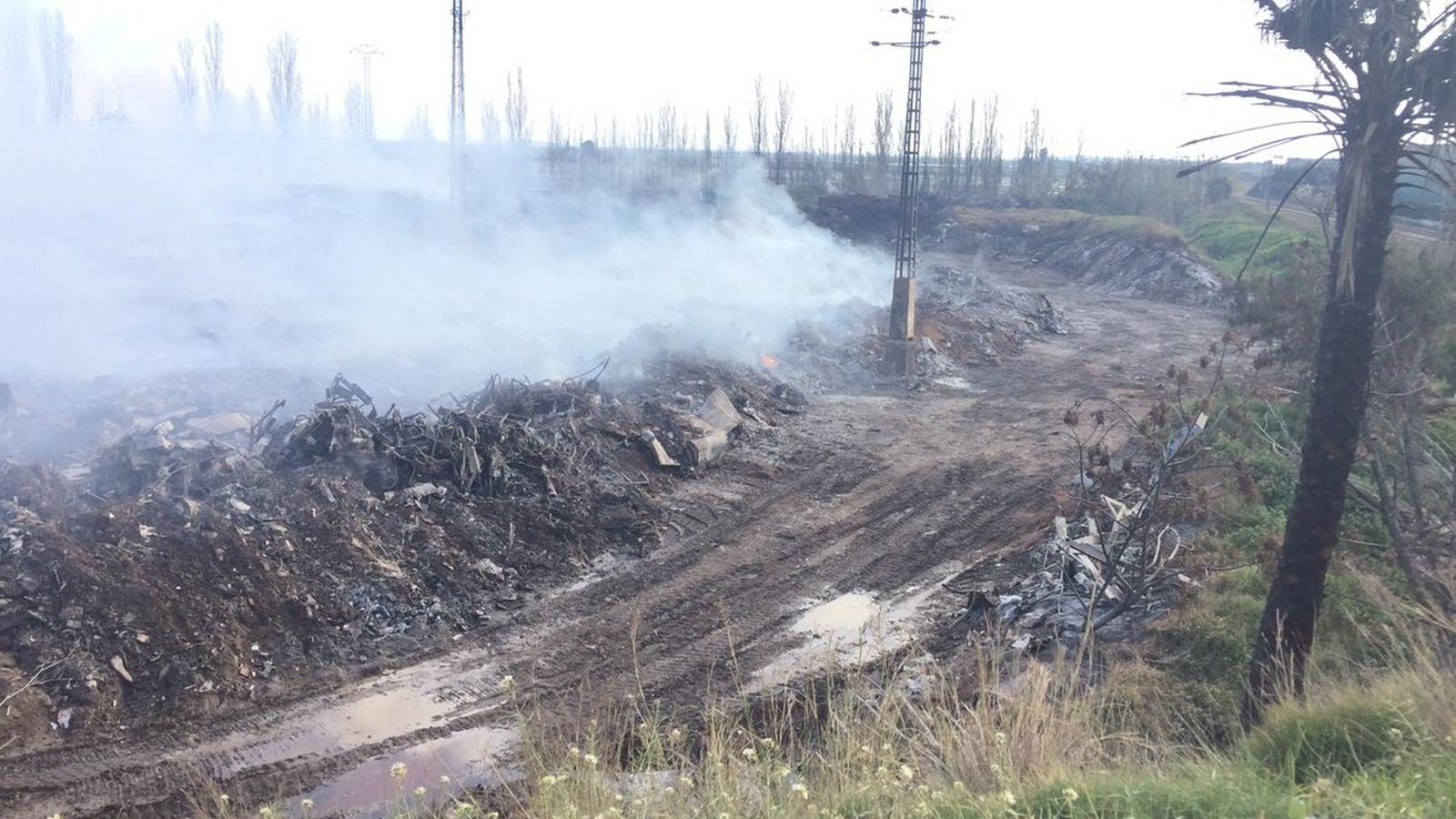 Controlat l\'incendi actiu des de fa una setmana a una fàbrica abandonada de Sollana