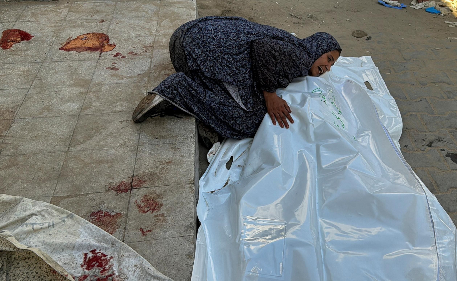 Una dona plora la mort d'un familiar a Jabalia