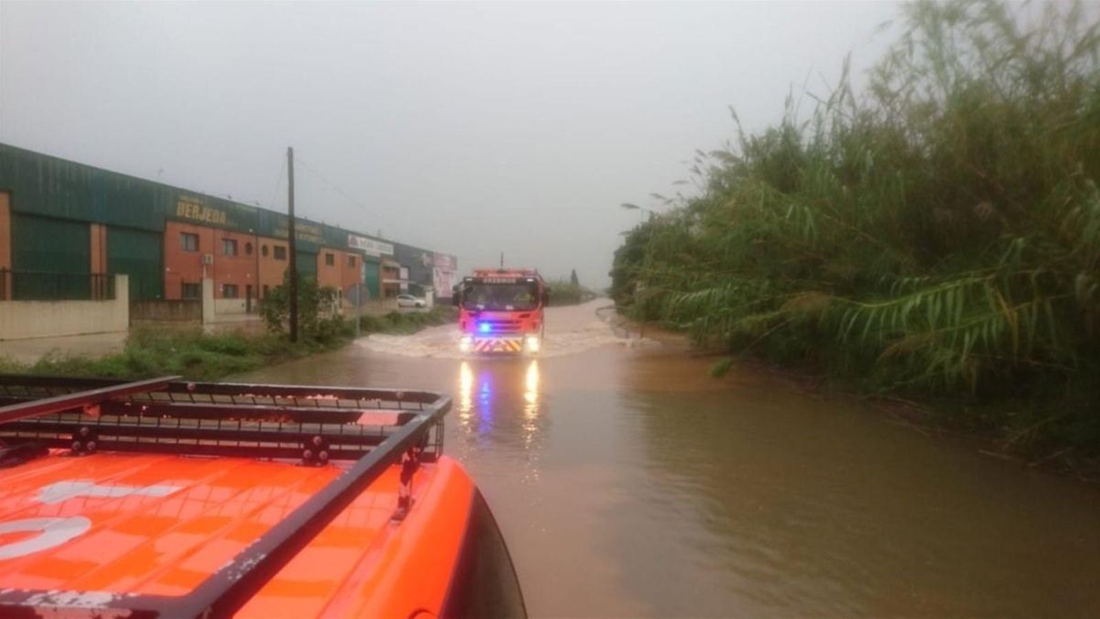 Bombers actuant a la zona de la Ribera afectada per les pluges