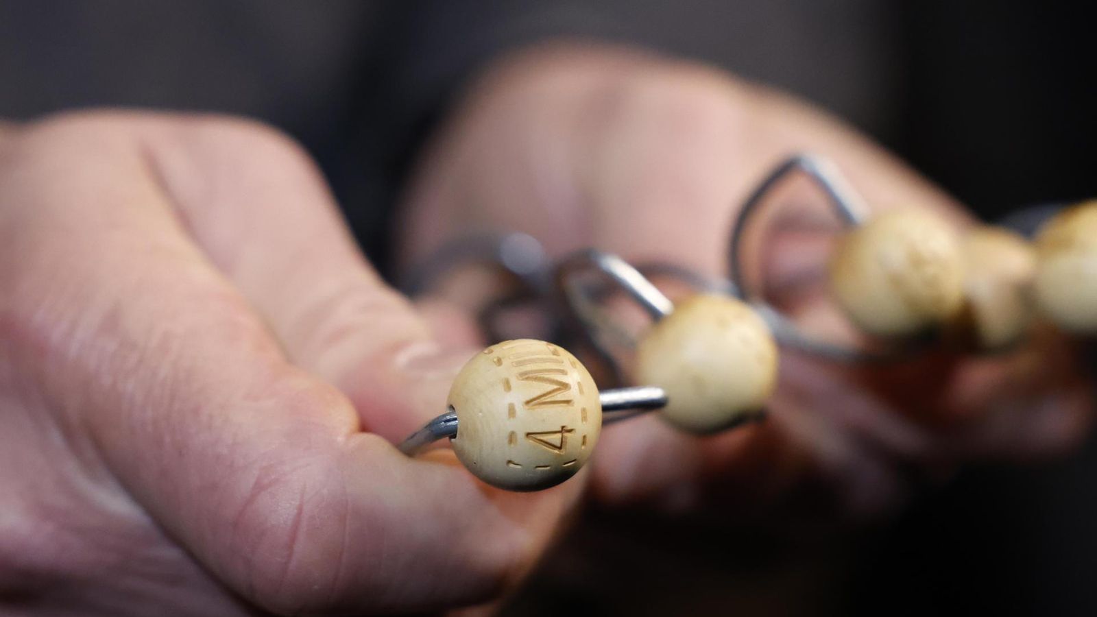 La bola de la grossa de Nadal ja està, juntament amb la resta, traslladant-se fins a l'escenari del Teatre Real