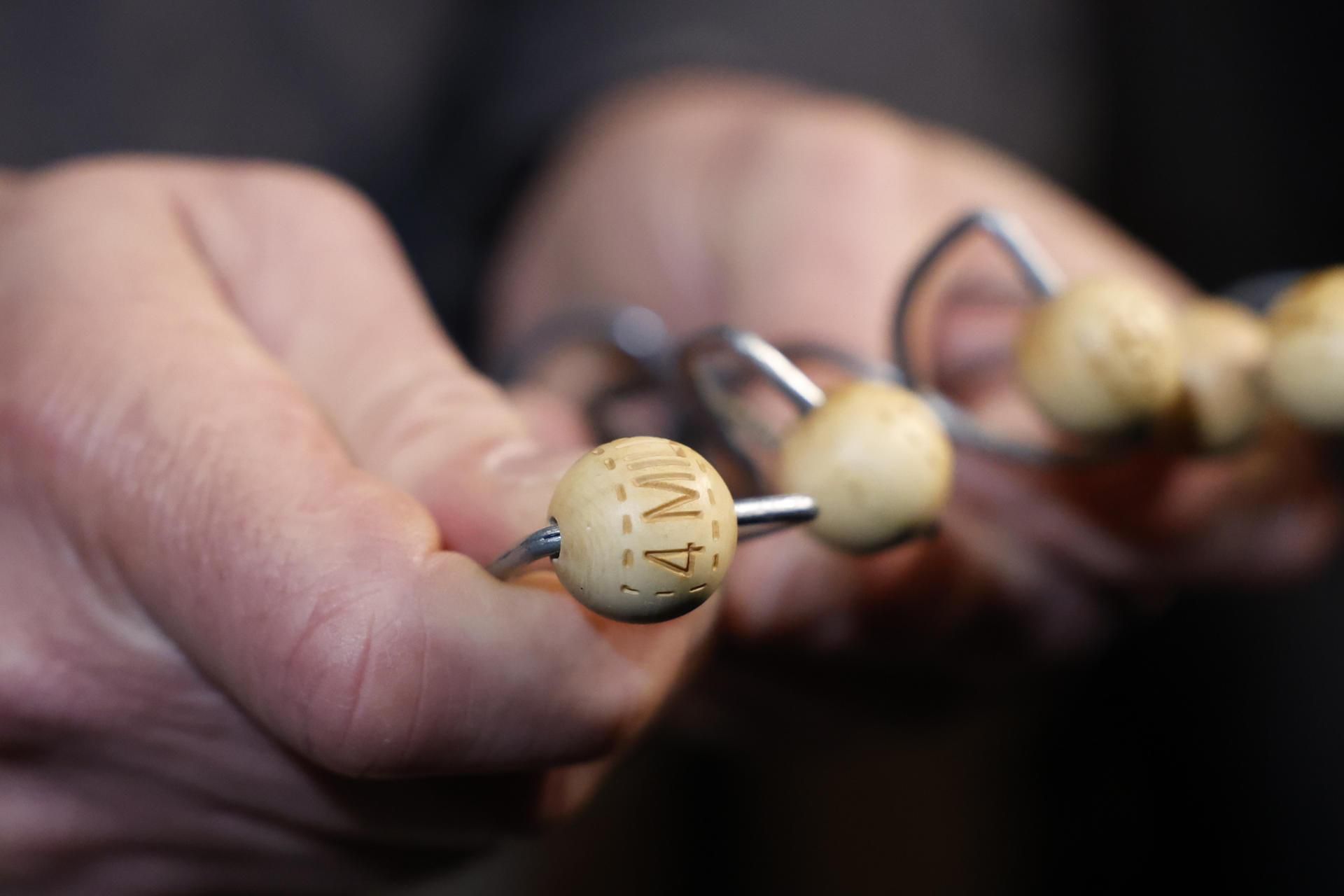 La bola de la grossa de Nadal ja està, juntament amb la resta, traslladant-se fins a l'escenari del Teatro Real La bola de la grossa de Nadal ja està, juntament amb la resta, traslladant-se fins a l'escenari del Teatre Real