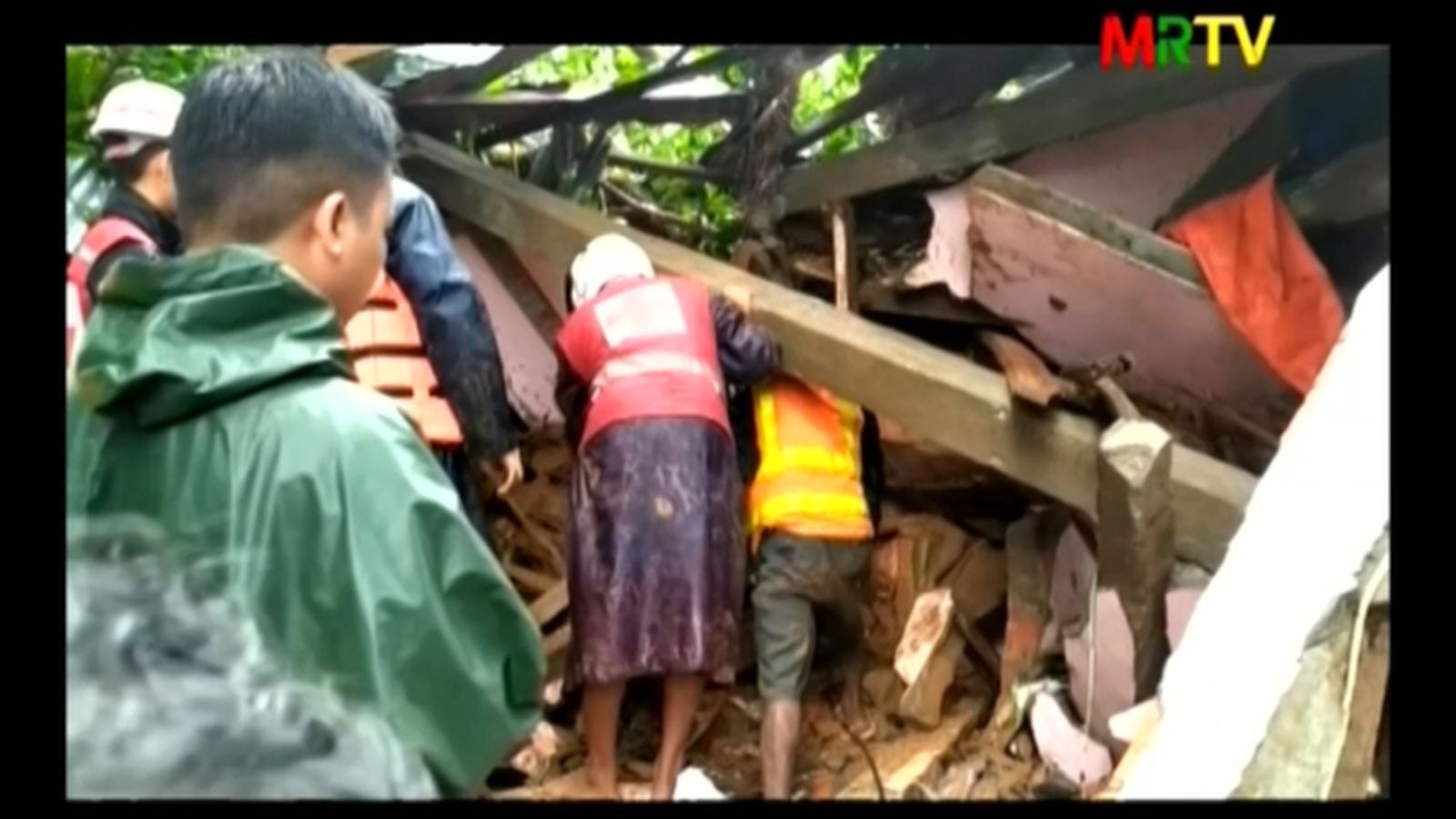 Els equips de rescat busquen supervivents entre les runes