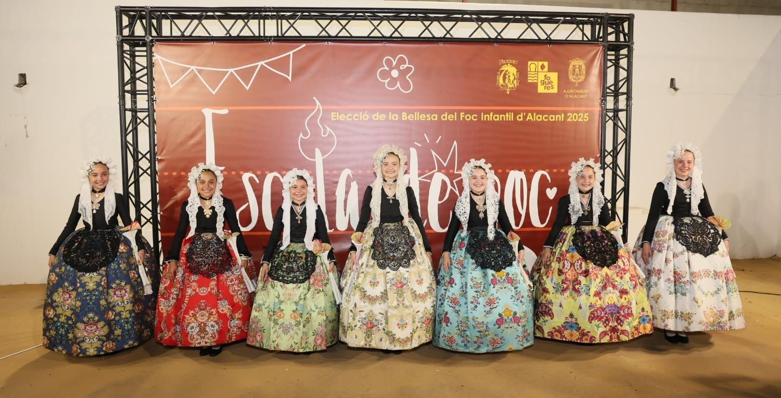 Valentina Tárraga amb les seues dames d'honor